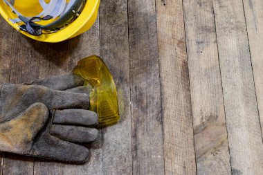 Eski bir atölyede ahşap bir masa üstünde alet. Kenarında düzenlenmiş