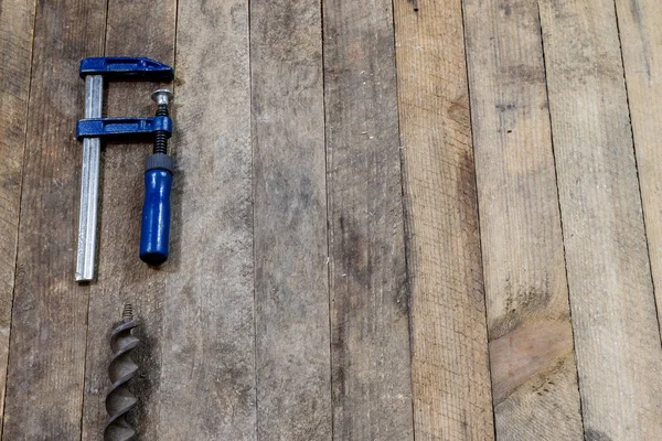 Tools on a wooden table in an old workshop. Arranged on the edge — Stock Photo, Image