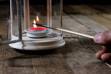 Ahşap bir masa üstünde iki küçük fener. Eski latarence mum. W