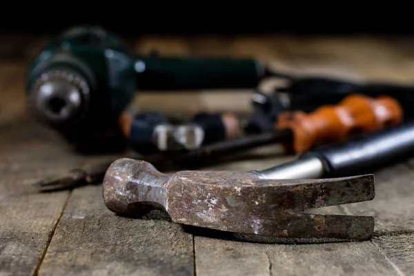 Herramientas en el taller. Herramientas, martillo, taladro, taladro en una t de madera — Foto de Stock