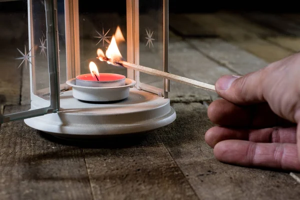 Duas pequenas lanternas em uma mesa de madeira. Vela em latarence velho. W — Fotografia de Stock