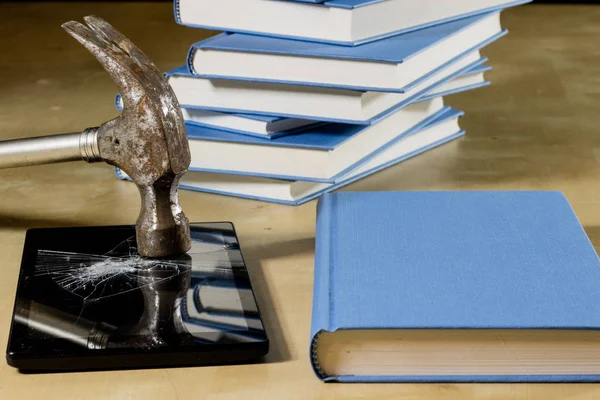 Bücherhaufen lesen auf einem Holztisch. neben Lügen und Tabletten. — Stockfoto