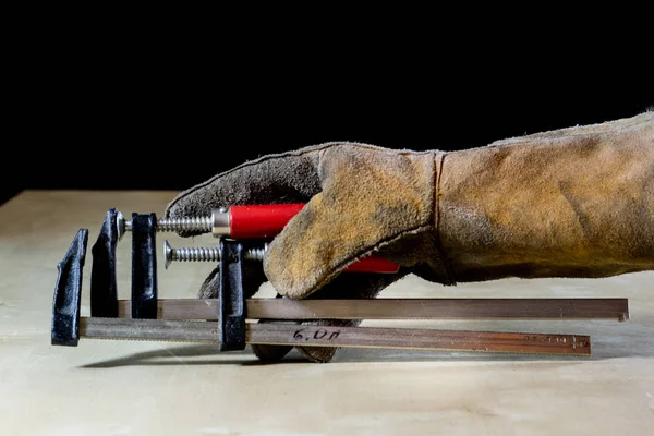 Eldiven için atölye çalışmalarında aracı ile el. El tarafından korunan 