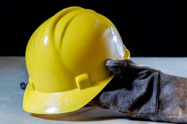 Eldiven için atölye çalışmalarında aracı ile el. El tarafından korunan 