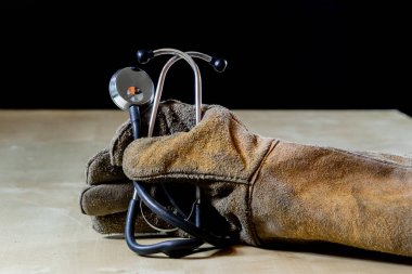 Eldiven için atölye çalışmalarında aracı ile el. El tarafından korunan 