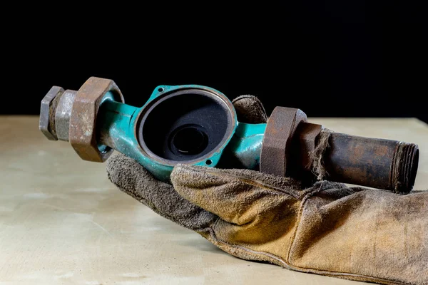 Eldiven için atölye çalışmalarında aracı ile el. El tarafından korunan 