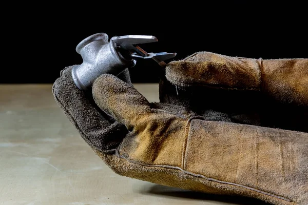 Ruku v ruce s nástrojem pro práci v dílně. Ruka chráněn — Stock fotografie