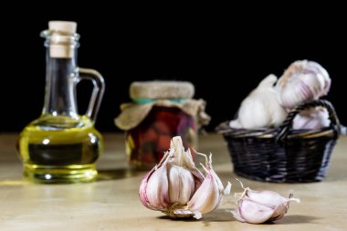 Taze sarımsak kokulu mutfak masasının üstünde. Harç ve kitchenwa