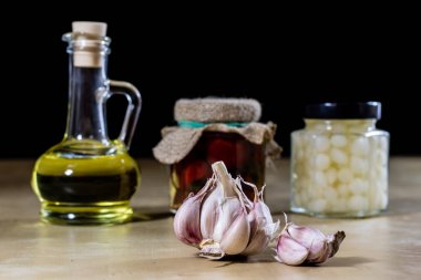 Taze sarımsak kokulu mutfak masasının üstünde. Harç ve kitchenwa