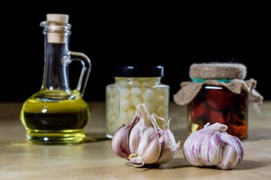 Taze sarımsak kokulu mutfak masasının üstünde. Harç ve kitchenwa