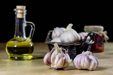 Taze sarımsak kokulu mutfak masasının üstünde. Harç ve kitchenwa