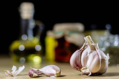 Taze sarımsak kokulu mutfak masasının üstünde. Harç ve kitchenwa