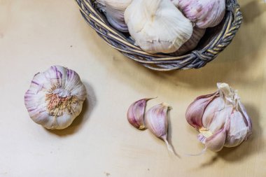 Taze sarımsak kokulu mutfak masasının üstünde. Harç ve kitchenwa