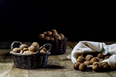 Lezzetli ceviz mutfak masasında bir sepet içinde. Sonbahar sezonu. Woo