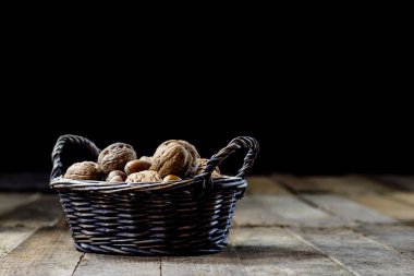 Lezzetli ceviz mutfak masasında bir sepet içinde. Sonbahar sezonu. Woo
