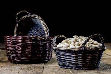 Mutfak masasının üzerinde bir sepet içinde lezzetli fasulye. Sonbahar sezonu. Woode