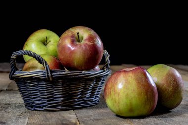 Lezzetli elma sepeti mutfak masasında. Sonbahar sezonu. Ahşap t