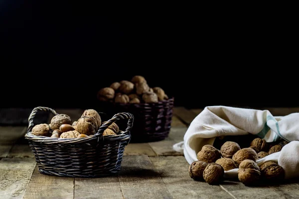 Lezzetli ceviz mutfak masasında bir sepet içinde. Sonbahar sezonu. Woo