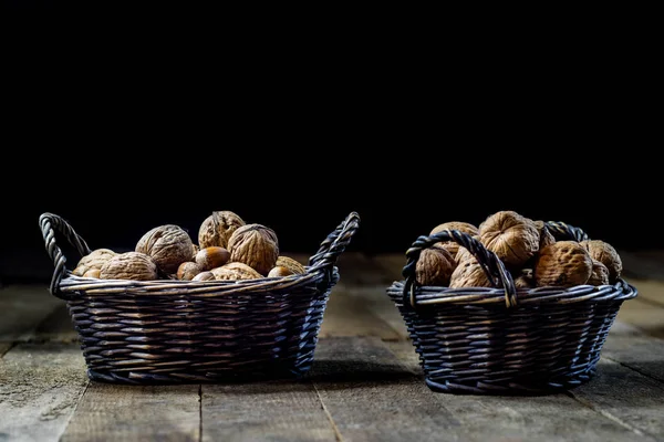 Lezzetli ceviz mutfak masasında bir sepet içinde. Sonbahar sezonu. Woo