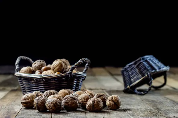 Lezzetli ceviz mutfak masasında bir sepet içinde. Sonbahar sezonu. Woo