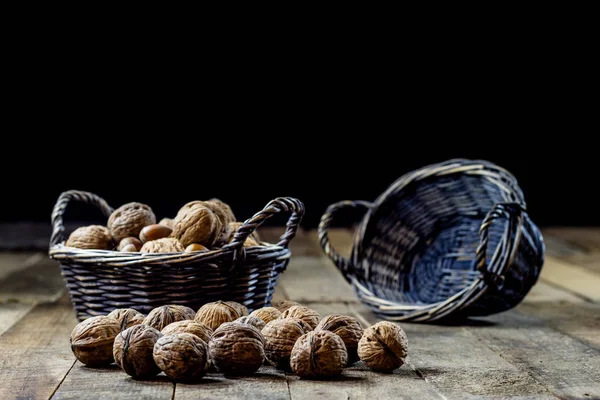 Lezzetli ceviz mutfak masasında bir sepet içinde. Sonbahar sezonu. Woo