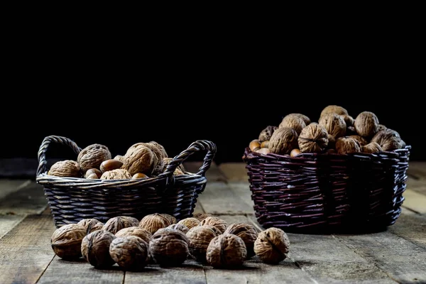 Noci saporite in un cesto su un tavolo di cucina. Stagione autunnale. Caspita. — Foto Stock