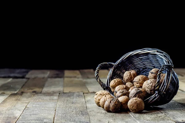 Noci saporite in un cesto su un tavolo di cucina. Stagione autunnale. Caspita. — Foto Stock