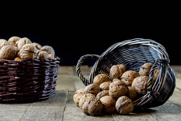 Lezzetli ceviz mutfak masasında bir sepet içinde. Sonbahar sezonu. Woo