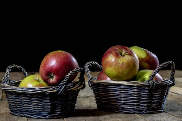 Tasty apples in basket on kitchen table. Autumn season. Wooden t — Stock Photo, Image