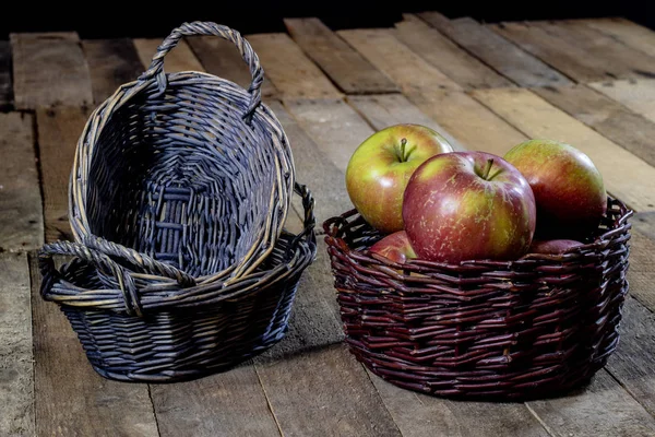 Tasty apples in basket on kitchen table. Autumn season. Wooden t — Stock Photo, Image