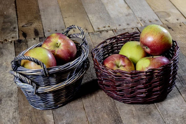 Tasty apples in basket on kitchen table. Autumn season. Wooden t — Stock Photo, Image