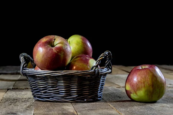 Tasty apples in basket on kitchen table. Autumn season. Wooden t — Stock Photo, Image