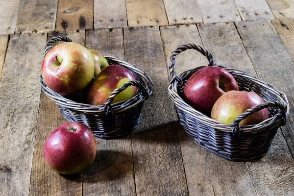 Leckere Äpfel im Korb auf dem Küchentisch. Herbstzeit. Holzt — Stockfoto