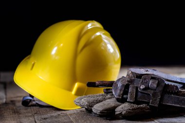 Hidrolik, ahşap masa üzerinde tesisatçı için araçlar. Atölye, tablo bir