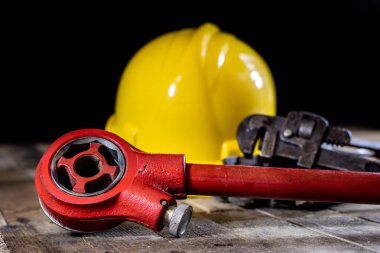 Hidrolik, ahşap masa üzerinde tesisatçı için araçlar. Atölye, tablo bir