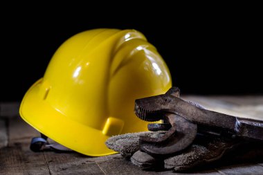 Hidrolik, ahşap masa üzerinde tesisatçı için araçlar. Atölye, tablo bir