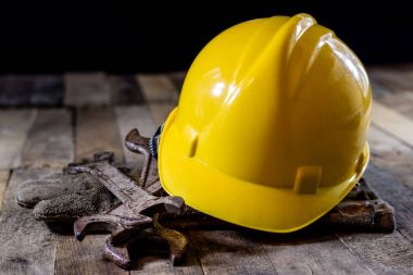 Hidrolik, ahşap masa üzerinde tesisatçı için araçlar. Atölye, tablo bir