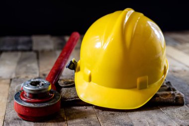 Hidrolik, ahşap masa üzerinde tesisatçı için araçlar. Atölye, tablo bir