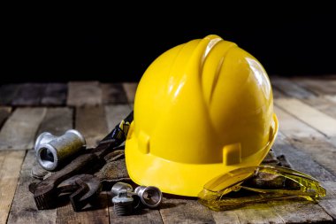 Hidrolik, ahşap masa üzerinde tesisatçı için araçlar. Atölye, tablo bir