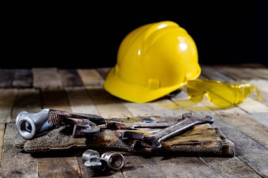 Hidrolik, ahşap masa üzerinde tesisatçı için araçlar. Atölye, tablo bir