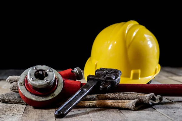 Hidrolik, ahşap masa üzerinde tesisatçı için araçlar. Atölye, tablo bir