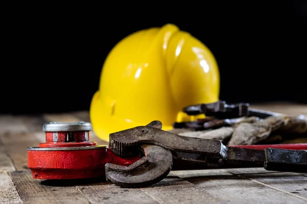 Hidrolik, ahşap masa üzerinde tesisatçı için araçlar. Atölye, tablo bir