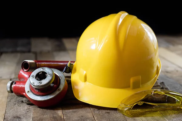 Hidrolik, ahşap masa üzerinde tesisatçı için araçlar. Atölye, tablo bir