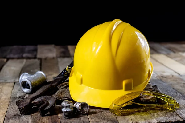 Hidrolik, ahşap masa üzerinde tesisatçı için araçlar. Atölye, tablo bir