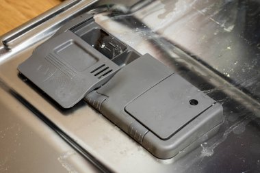 Bulaşık makinesi bulaşık ile. Toz, bulaşık tablet ve rin