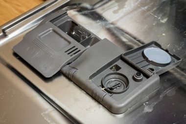 Bulaşık makinesi bulaşık ile. Toz, bulaşık tablet ve rin