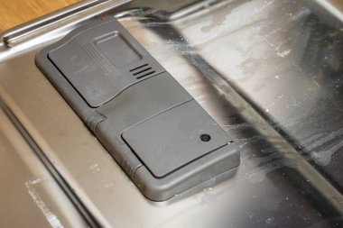 Bulaşık makinesi bulaşık ile. Toz, bulaşık tablet ve rin