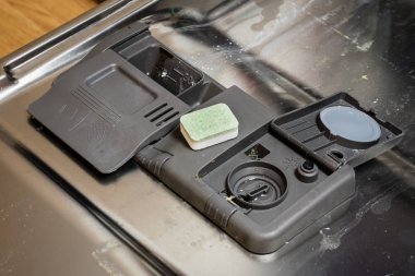 Bulaşık makinesi bulaşık ile. Toz, bulaşık tablet ve rin