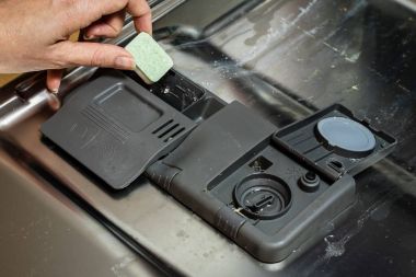 Bulaşık makinesi bulaşık ile. Toz, bulaşık tablet ve rin