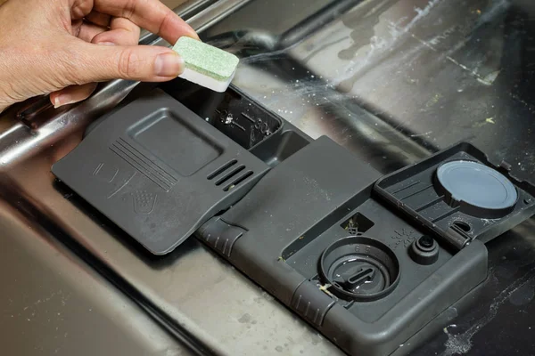 Bulaşık makinesi bulaşık ile. Toz, bulaşık tablet ve rin